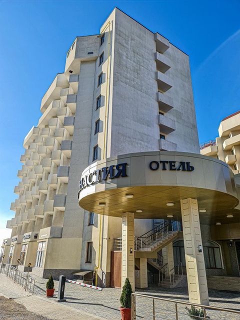 Вход в отель Династия со стороны улицы